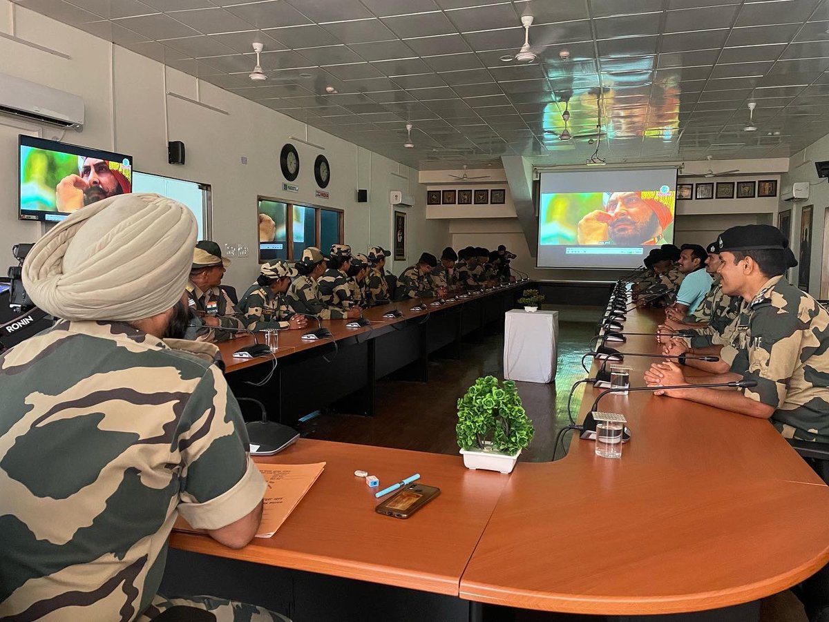SainRajat's tweet photo. The day started with the screening of ‘Hadd Sarhad’ at Attari Border auditorium among the BSF officials. It’s so satisfying and joyous at the same time to see the characters of the documentary reacting to every single frame. 
Dil khush hua ♥️
#HaddSarhad #LallantopFilms https://t.co/uSGjcxBoBr