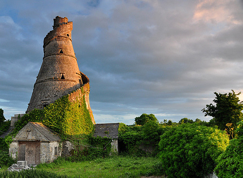 Deadlinedd's tweet photo. Ancient Tower, Ireland #AncientTower #Ireland https://t.co/LK2Ktl0MgE https://t.co/WsrXftqQ8O