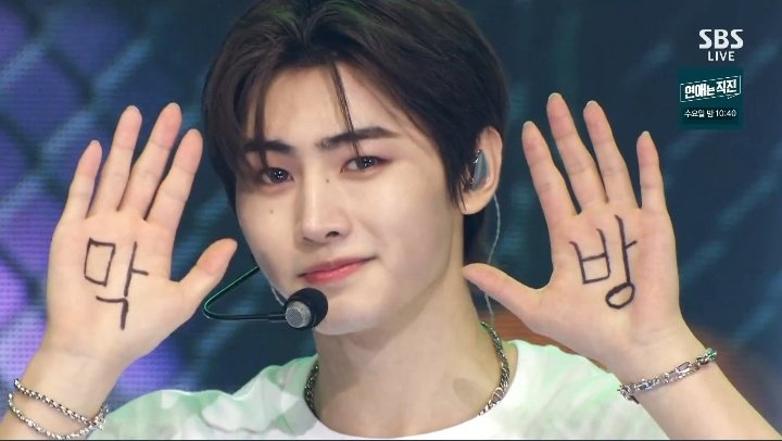hourly_sh's tweet photo. ending fairy sunghoon on their last stage promotion ♡ https://t.co/e3TjPOVejQ