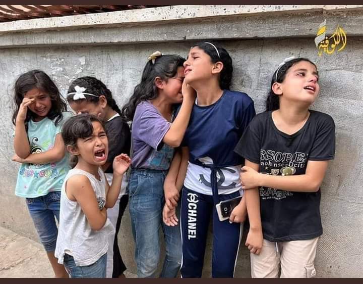 Altı kız kardeş!

Anneleri ve babaları İsrail'in Gazze'yi bombalaması sonucu ölmüş.
 Cumhurbaşkanı, Ak Parti  milletvekillerinden, trollerden Gazze için İsrail'i kınayan oldu mu?

Pardon onlar dosttu. Eskiden iyi kınıyorlardı, şimdi saraylarda ağırlıyorlar.
Allah belanızı versin.