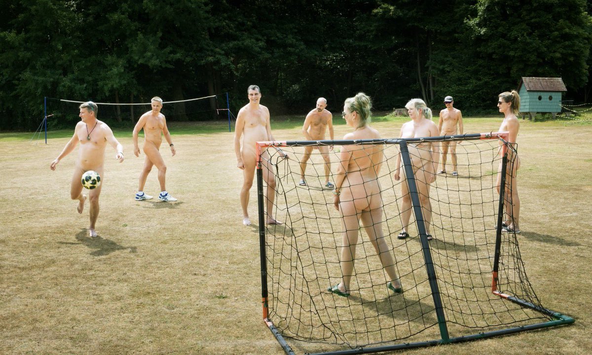 Today’s Observer has an excellent sympathetic feature on the current rise of naturism in Britain by @wanderingsal (with small contributions by me) plus the most fantastic choreographed photographs by Pal Hansen. The football image, in particular, is a gem. theguardian.com/lifeandstyle/2…