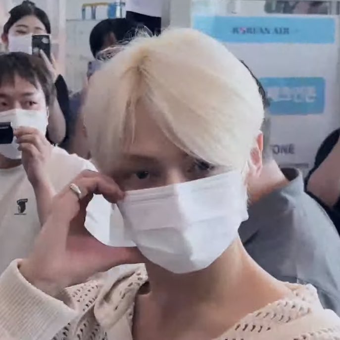 minghao dark blue hair and jun blonde!!!!!