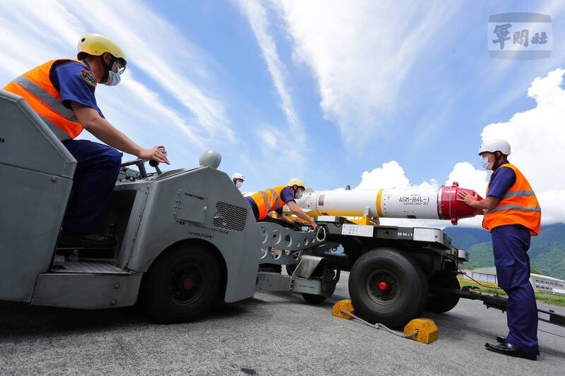 國防部︰F-16V掛魚叉飛彈、中程對空飛彈　持續捍衛國家安全
news.ltn.com.tw/news/politics/…
台灣國防部發佈最新照片！也展示台灣飛彈戰力
國防部今發布花蓮空軍五聯隊F-16V戰機執行巡弋任務照片，揭露該機掛載AIM-120中程空對空飛彈升空！以及武掛分隊執行AGM-84空射魚叉反艦飛彈裝掛照片

圖：國防部軍聞社