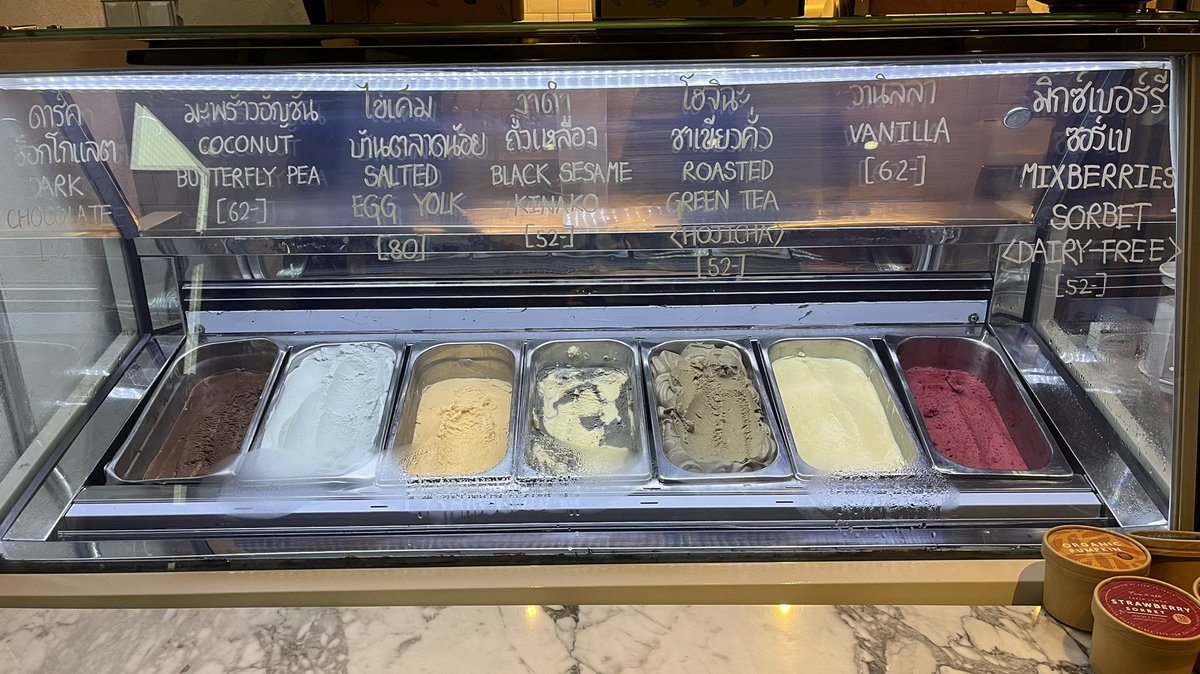 Pacharapapon's tweet photo. ขนมข้าวตอกตั้ง+เจลาโต้ ชุดละ 142บ. 

ข้าวตอกตั้ง หวานมันกำลังดี นุ่ม หนึบนิดๆ หอมกะทิใบเตย เจลาโต เคยกินหลายรส ชอบทุกรส / เมนูคาวหวานยังมีอีกเยอะเลยครับ

ใครผ่านมาแถวปากคลองตลาด,บ้านหม้อ ลองแวะมาชิมได้ที่ร้าน Farm to Table, Hideout เปิด 09:00-19:00 หยุดวันพุธ #ReviewBangkok https://t.co/D17yx1ofvT