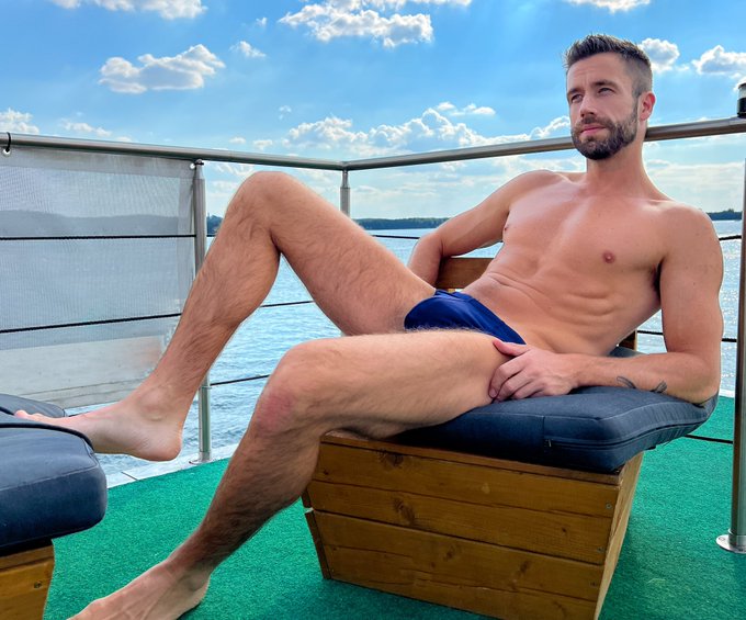 Life is good 😎 https://t.co/OVZUW4DmeX