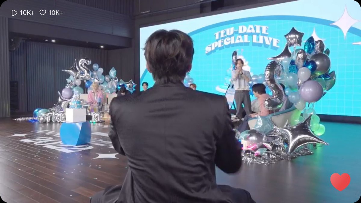 lowkey flexing his broad shoulder we know jeongwoo we know