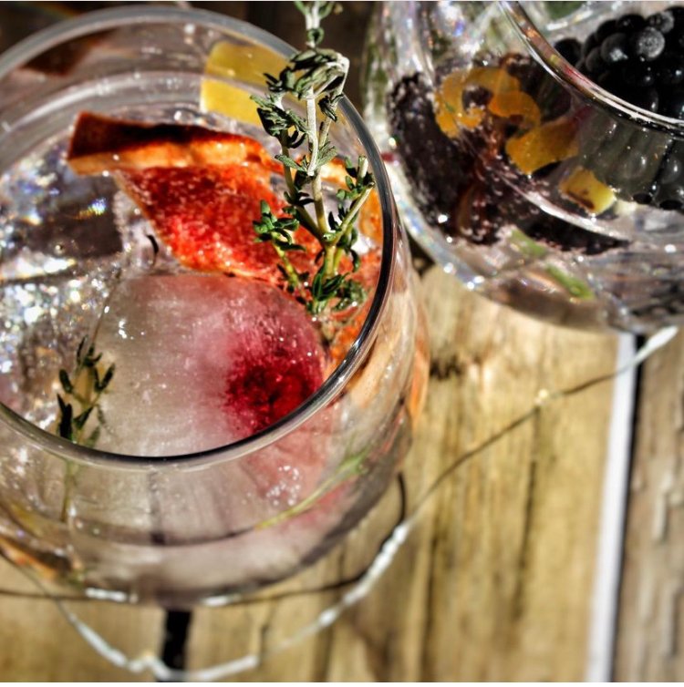 MarlowGin's tweet photo. Just wondering what time Gin O'clock is for you?

Such a lovely day today - tell us what time and we will join you!

#ginoclock #gin #marlowgin #ginandtonic #ginandtonictime #marlow #gintonic #gindrinker #gingin #makinggin #lovegin https://t.co/Tzhi1gHiCt