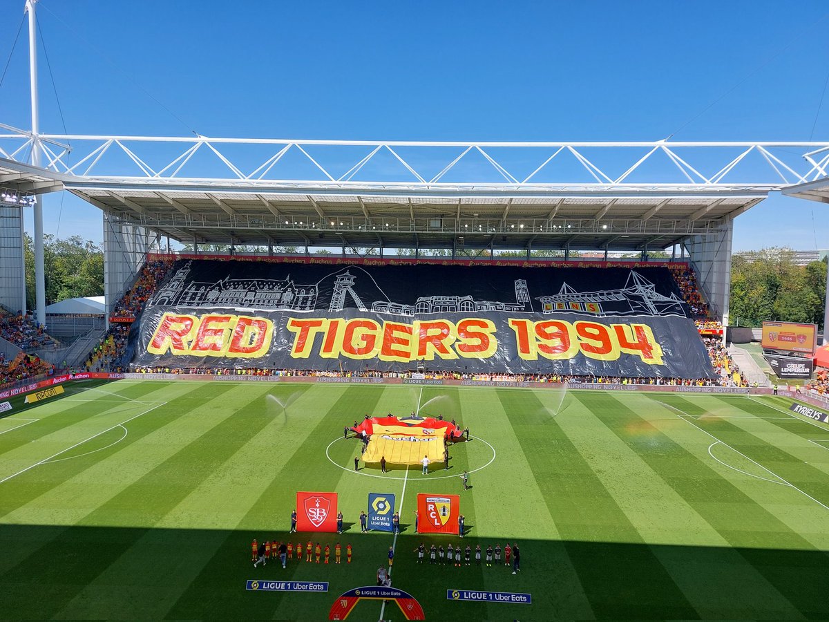 Le magnifique tifo des Red Tigers pour l'ouverture de la saison 😍🔥 #RCLSB29