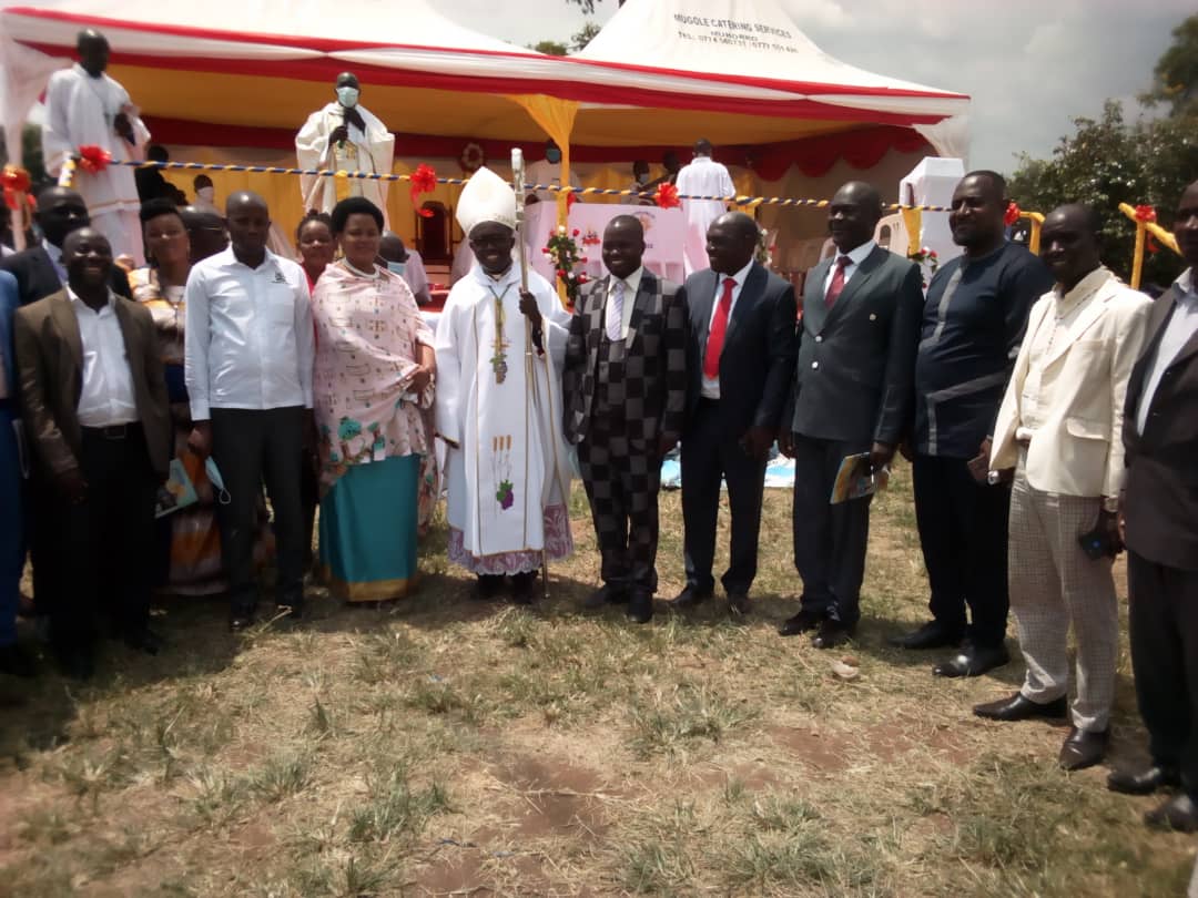 musanaeric's tweet photo. Recieving blessings from Bishop Kirabo Vincent Amooti https://t.co/dpu9T2jfO9