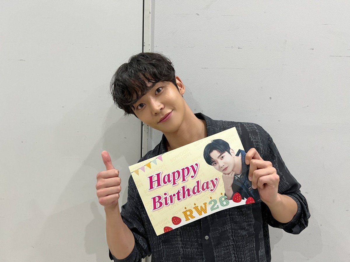 xhpGOv6Au9o6XOw's tweet photo. ❤︎Happy Birthday ❤︎
誕生日という素敵な日に日本でファンミしてくれてありがとう🫶
사랑해요🇰🇷🌷
#로운_짱_강아지_생일_축하해
#ROWOONDAY #ロウン https://t.co/xLjcvgPGNi