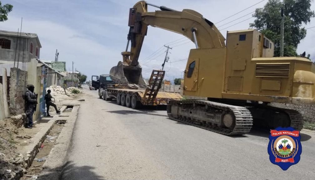 MARADIOFM's tweet photo. La @pnh_officiel indique qu’elle a procédé hier à la démolition à la Croix des Bouquets de 4 maisons appartenant au bandit Kolèg tué cette semaine lors d’une opération.Selon la PNH ces maisons servaient d’espace de séquestration ,2 véhicules ont été également confisqués #RFMINFO https://t.co/mUJft5IOaV