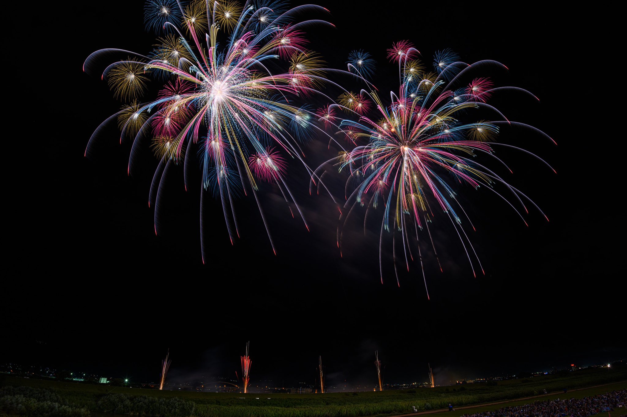 おーわ 視界いっぱいに広がる色彩豊かな花火が 3年ぶりに山梨 市川三郷の夜空を美しく彩りました 22 08 07 神明の 花火 神明の花火 神明の花火大会 山梨県 花火 花火大会 T Co 3snuh4wh14 Twitter