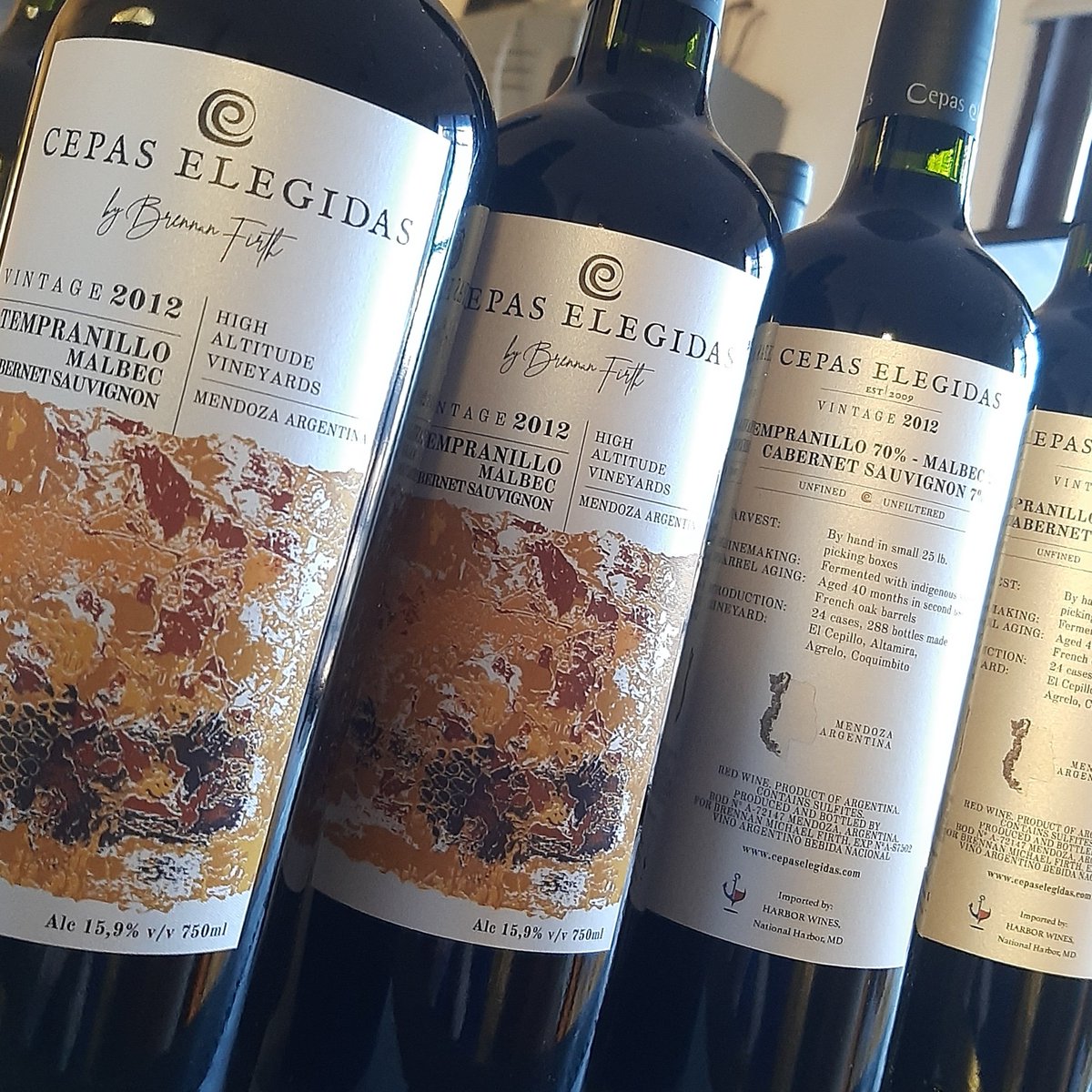 Tempranillo 70%
Malbec 23%
CabernetSauvignon 7%

2012
40 meses en barricas!

#vinos #wines #winemaking #winemaker #winery #bodega #Vendimia #harvest #barricas #barrel #estiba #añejamiento #winepositive #compra #shop #online #fraccionar #hacedor #botellas #corchos #cork #vino