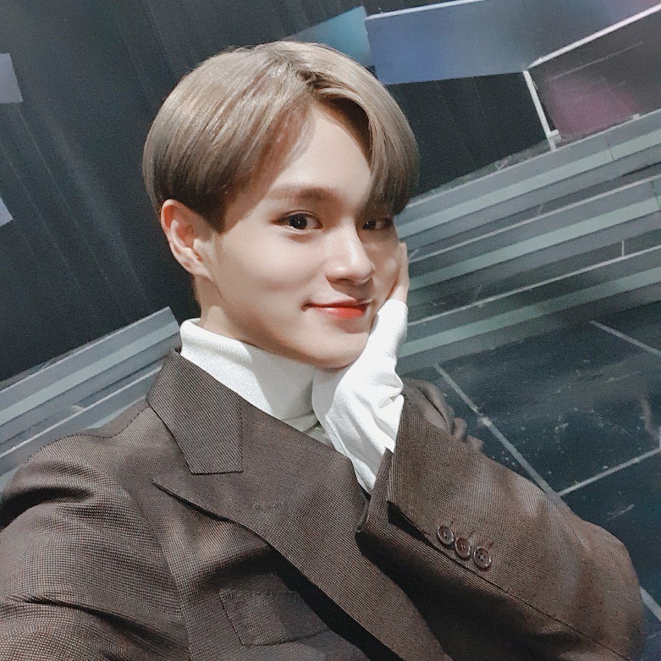 DEARSYLVlE's tweet image. ㅤ
ㅤ
Sebelum lampu benar-benar redup dan sang bintang tamu menuruni panggung, Bagas sempatkan untuk berbicara sejenak.

ㅤ ㅤ“Good evening, ladies
ㅤ ㅤ and gentlemen!”

Senyumnya kini tengah mengembang; memperlihatkan ‘wajah’ yang berbeda dengan dirinya yang bernyanyi.

ㅤ