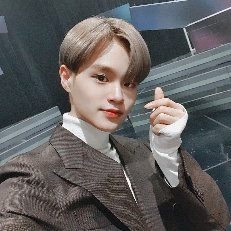 DEARSYLVlE's tweet image. ㅤ
ㅤ
ㅤ ㅤ“Here comes your boy,
ㅤ ㅤ Bagas! Thank you for
ㅤ ㅤ having me tonight~”

Sedikit melambaikan tangan dan membungkukkan tubuhnya sebagai tanda terima kasih.

ㅤ ㅤ“Also, congratulations
ㅤ ㅤ on your wedding,
ㅤ ㅤ Mr. Raynando and
ㅤ ㅤ Mrs. Zevanya!”

ㅤ