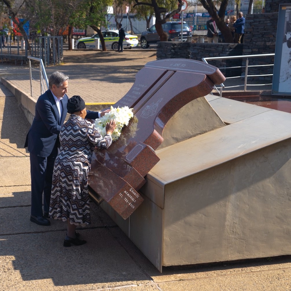 SecBlinken's tweet photo. Visited the Hector Pieterson Museum to remember the bravery of the youth that were killed while exercising their right to protest apartheid and segregation. Met our outstanding young leaders from the Mandela @WashFellowship and was inspired to hear their vision for the future. https://t.co/ktzKzRT4kb