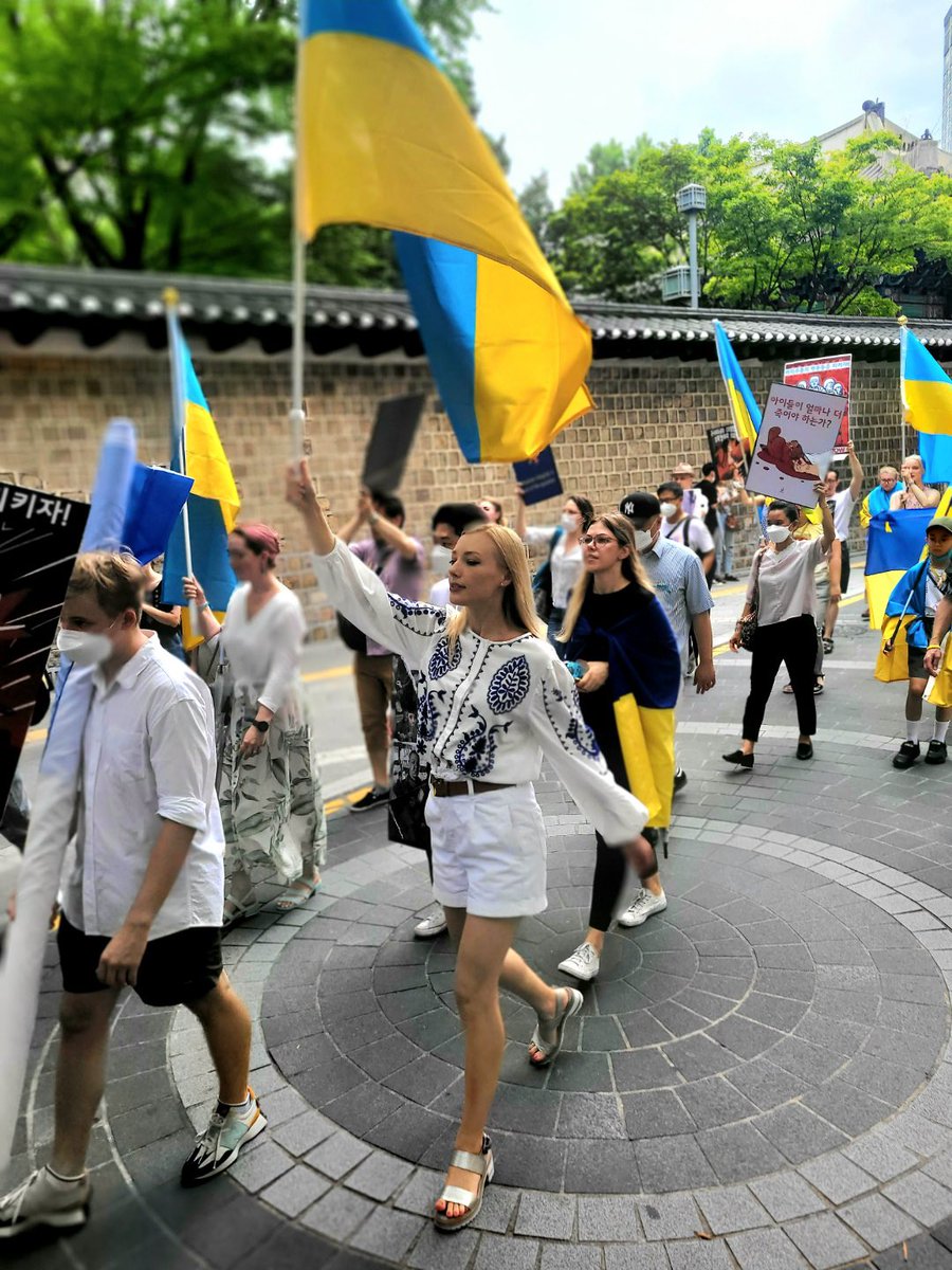 UKREmbinKorea tweet picture