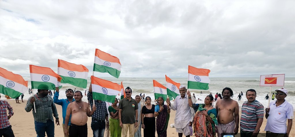 CPMG_Odisha's tweet photo. #HarGharTiranga campaign at #ShriKshetra #Puri. Site with #ReligiousImportance and Puri #SeaBeach #Touristplace .#IndiaPost promoting #HarGharTiranga at each corner of the Country. #IndiaPost4Tiranga . #DoP celebrates #Azadi ka #AmritMahotsav https://t.co/aXtCBD2a7e