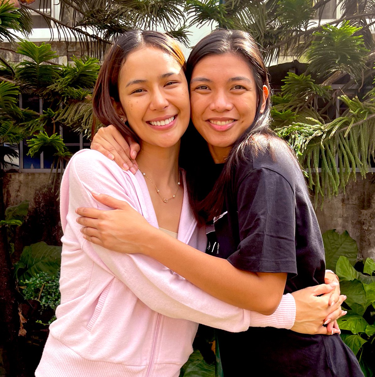 wag na kayo malungkot. wag niyo kami ma-miss. basta happy at healthy tayong lahat, sapat na yun ok? magkikita kita tayo sa takdang panahon. let's support each other gaya ng pag-support namin lowkey sa isa't isa, genuinely. pahinga na tayo. good night #samly butterflies. 🫶🏽