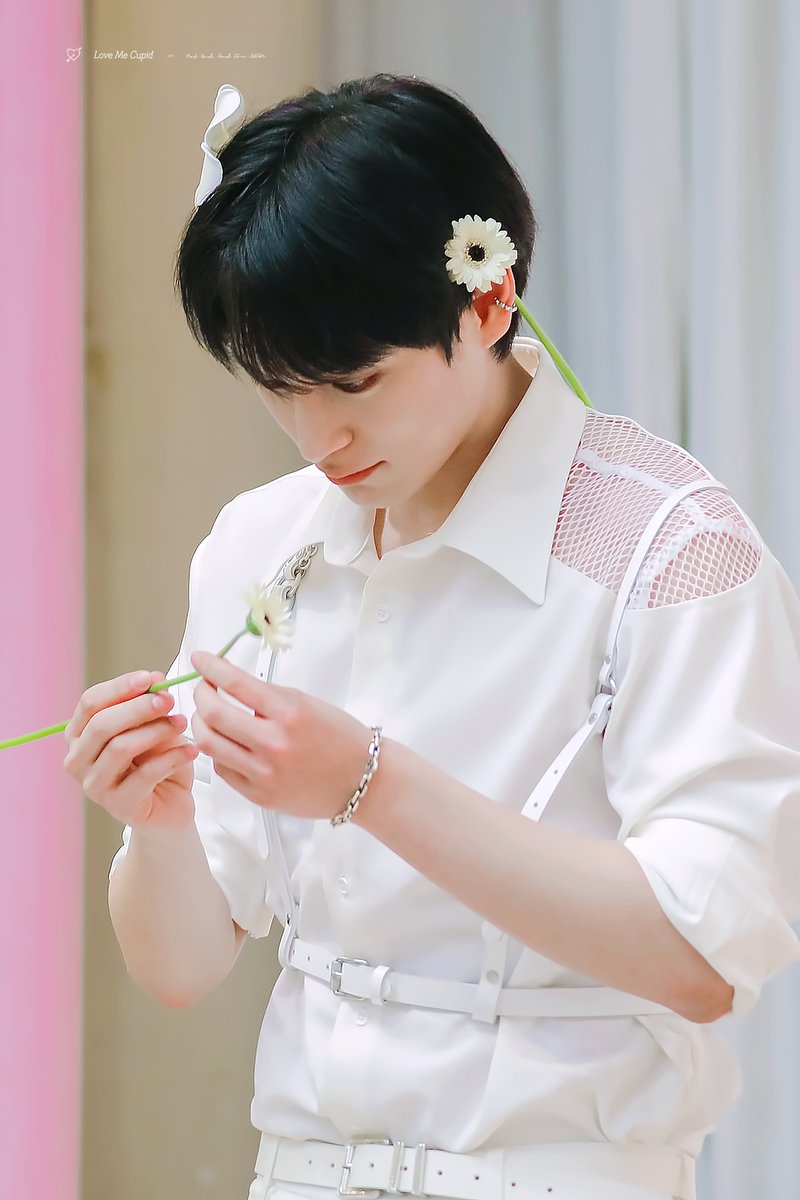 LoveMeCupid's tweet photo. 220607 애플뮤직 팬사인회 HQ

꽃 댕강 하고 눈치보는 허금쪽이 ㅜ_ㅜㅋㅋㅋㅋ

#VICTON          #HEOCHAN 
#빅톤          #허찬 #찬 https://t.co/pul1TY6Zxz