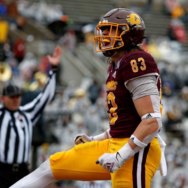 Last year @CMU_Football cranked out 5 straight wins to end season (including bowl) and pair of @seniorbowl OL who went Day 2 (Goedeke & Raimann). This year they return high ceiling sleeper pass rusher Thomas Incoom 🇬🇭 & productive receiving TE Joel Wilson. #TheDraftStartsInMOBILE