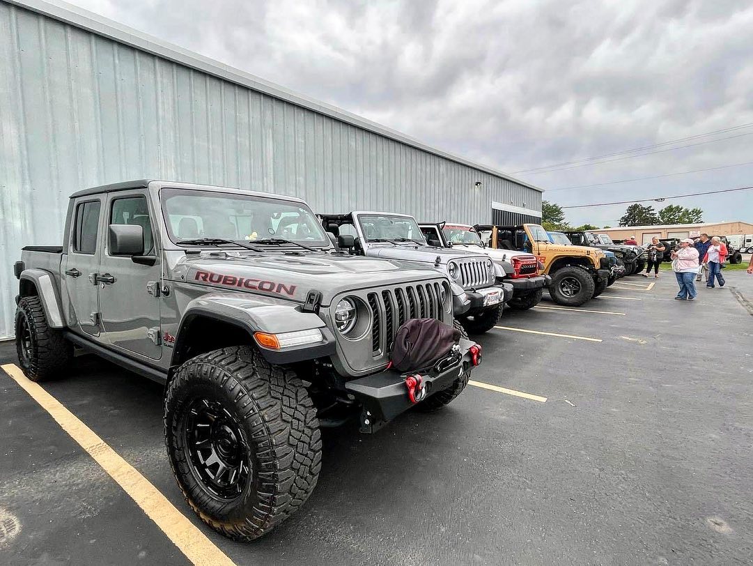 Quadratec's tweet photo. What an amazing Jeeps and Java at @trailquestinc this weekend! We had 155 Jeeps in attendance and almost 200 people. We passed out a ton of free donuts and coffee as well as raffle prices. Thanks everyone who came out! Stay tuned for the next one 💪 #jeepsandjava #quadratec https://t.co/C0xBkFgJqv