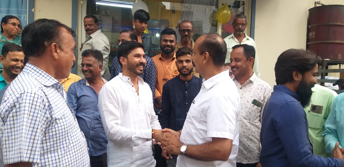 Kunal_R_Patil's tweet photo. साक्री युवक काँग्रेसचे अध्यक्ष प्रज्योत देसले यांनी साक्री शहरात आपले स्वतःचे रेडीमेड कपड्यांचे डीएस गारमेंटचा व्यवसाय सुरू केला. त्यांच्या या दुकानाचे माझ्या असते उद्घाटन करण्यात आले. तरुणांनी व्यवसायाकडे वळून स्वयंरोजगारातून स्वयंपूर्ण झाले पाहिजे हाच संदेश त्यांनी या https://t.co/o4qA9ogfYQ