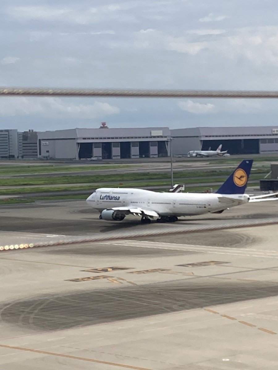 usarinn's tweet photo. 空美の夏の日
😊　ドイツ🇩🇪に　通う用事が、無くなって　3回目の夏
羽田空港に✈️見に来てみた。
#空美　#ジャンボ　#羽田空港 https://t.co/TE77Qk7oe1