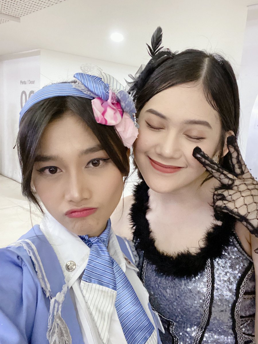 ayastrophiile's tweet photo. keren banget anak saya kemarin, esok dan seterusnya #JKT4810thAnniversaryConcert https://t.co/yahRxFfeZM