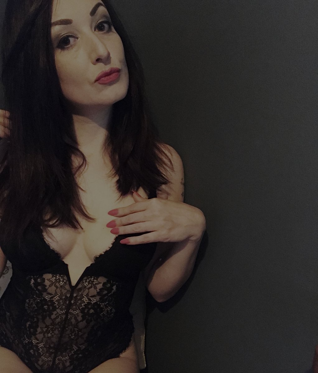 missemilyborden's tweet photo. Feeling lacy... ♥ #OnlyFansNewbie #OnlyFansPromo #BURLESQUE #ALTMODEL #onlyfansbabe #goth #gothmodel #lingerie #gothmodelling #suicidegirls https://t.co/cQzAuhu9Lj