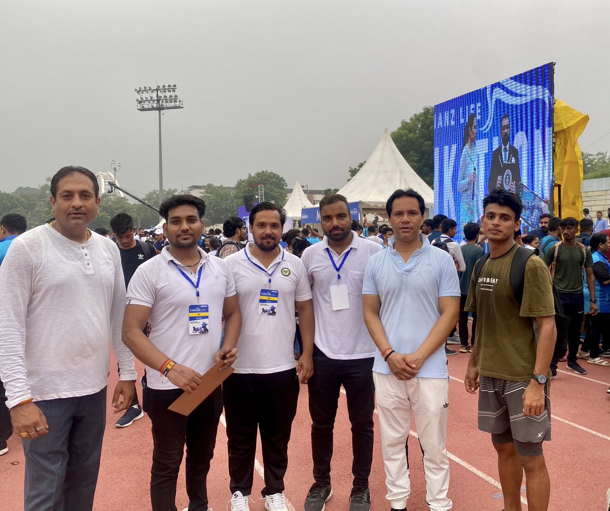 RajeevBhati15's tweet photo. आज सुबह  #plankathon प्रोग्राम मे 50 युवा कार्यकर्ताओं को जवाहर लाल स्टेडीयम में लेकर गया। दीदी ⁦@M_Lekhi⁩ जी केंद्रीय मंत्री भारत सरकार द्वारा  बजाज अल्लीयंज  ने ये गिनिस बुक ओफ़ वर्ल्ड रेकर्ड  का प्रोग्राम रखा।⁦@siddharthanbjp⁩ https://t.co/hCM1GGHL0v