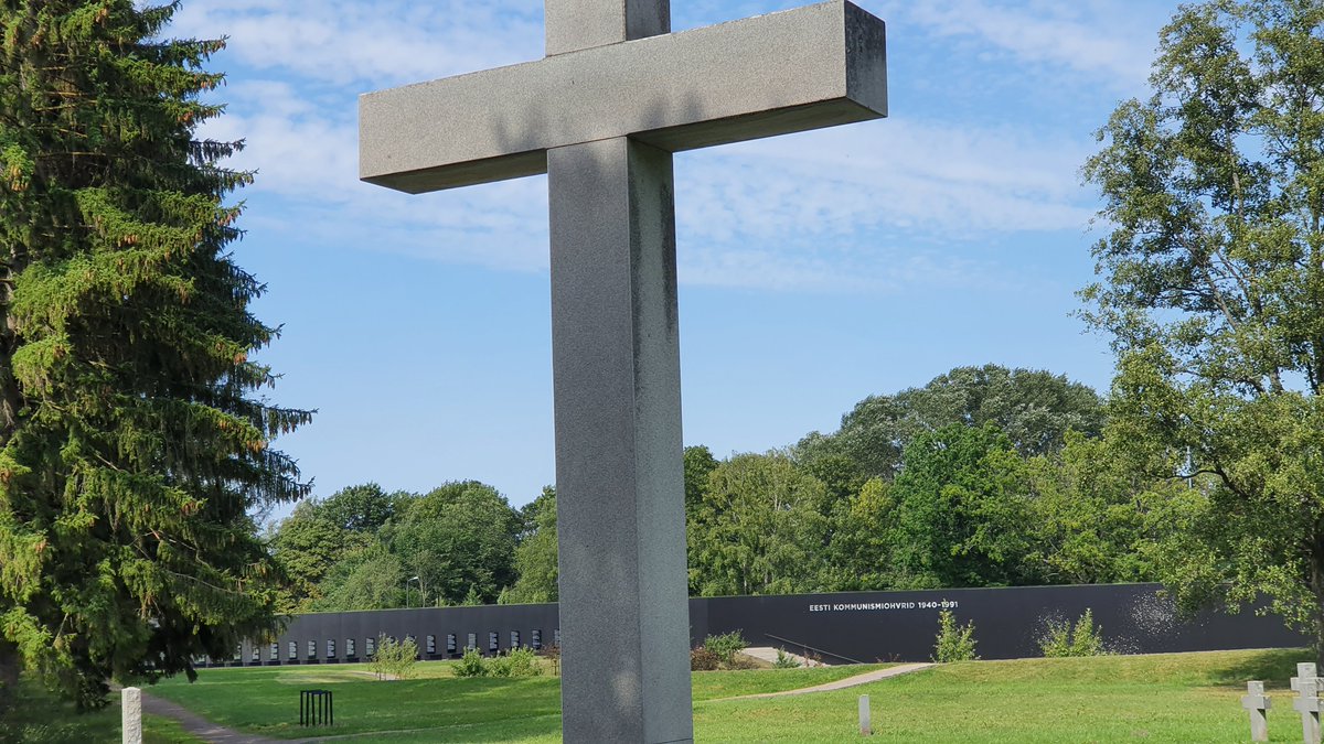 JuergenBraunAfD's tweet photo. Der mit viel Einsatz von #Esten und Deutschen wiederhergestellte deutsche #Soldatenfriedhof in unmittelbarer Nähe des neuen Mahnmals für die Opfer des #estnischen #Kommunismus. Das freie #Estland erinnert würdevoll an beide #totalitäre Diktaturen und die Toten der Weltkriege! https://t.co/QZpAjbQMAx