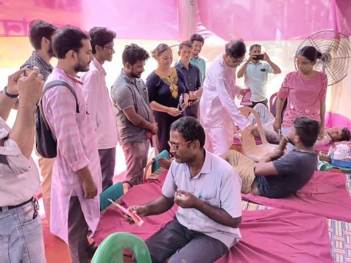 TweetMitro's tweet photo. CPI(M) WB state secretary @salimdotcomrade visited a #BloodDonation camp organized by party's youth wing #DYFI at Bhawanipore, Kolkata today. 
#BloodMates https://t.co/OQOoDKHVRQ