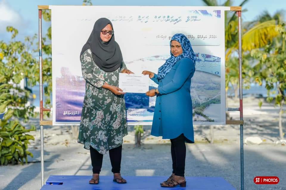 MvNids's tweet photo. ޔޫތު މިނިސްޓްރީގެ އެހީގައި މި ޖަމިއްޔާއިން ބޮޑެތި މީހުންނަށް އަމާޒުކޮށްގެން 27 ޖުލައި އިން 04 އޮގަސްޓު 2022 އަށް ކުރިއަށް ގެންދިޔަ ފަތަން ދަސްކޮށްދިނުމުގެ ޕްރޮގްރާމް  ނިމުން ފާހަގަކުރުމަށްޓަކާ ބޭއްވުނު ރަސްމިއްޔާތު. 
🏊🏊‍♀️🌴🏊‍♀️🌴
@MoYSCEmv 
#holhuashi
📷 @GaafuMv https://t.co/CmHL7zorzX