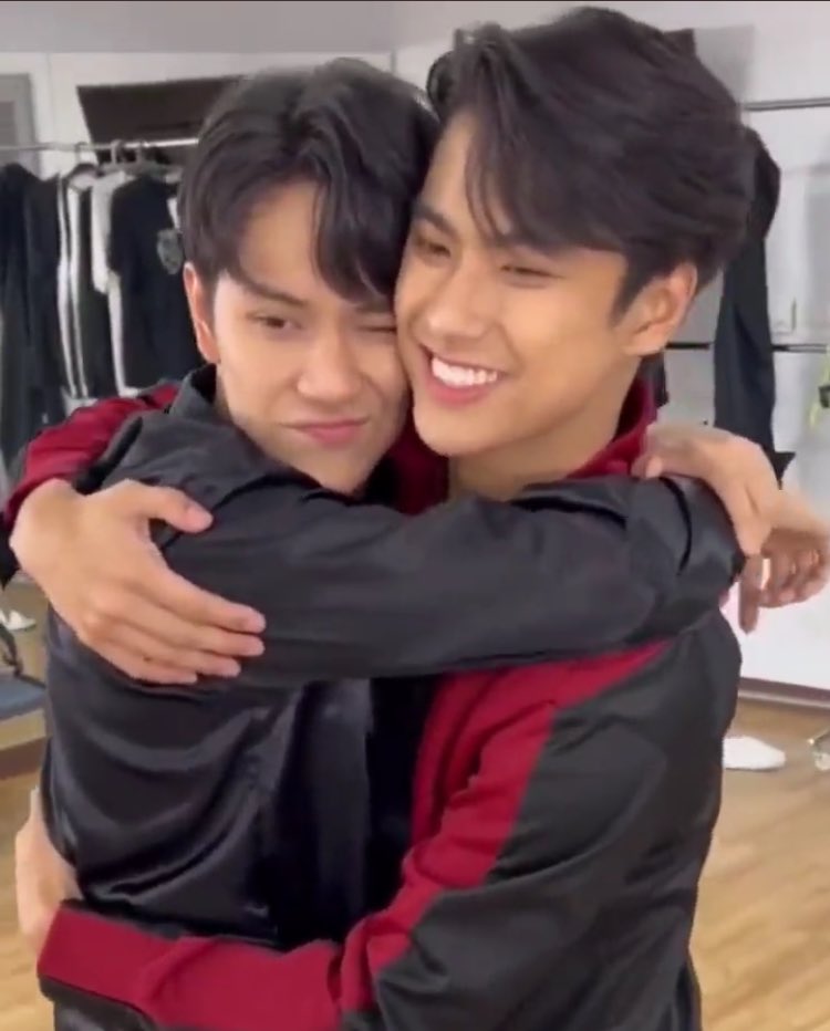 jul3rd_'s tweet photo. น้องนนนกอดพี่โอมแบบทิ้งตัวเหมือนที่น้องนนนี่กอดพี่นนนเลย🥹💖 https://t.co/hIUrgQNydJ