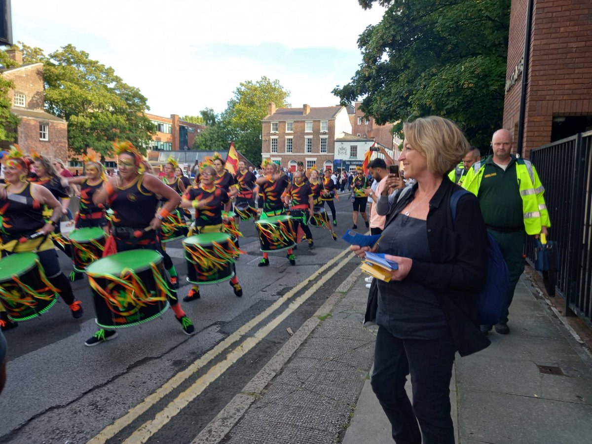 19MW98's tweet photo. Beautiful evening in Liverpool last night leafleting to campaign to save LiverpoolWomen’sHospital &amp; #RenationaliseNHS @LWHstays and enjoying 
Sun, smiles &amp; Samba #Brazilica #Samba #Liverpool #Solidarity https://t.co/d3dgnEUaTJ