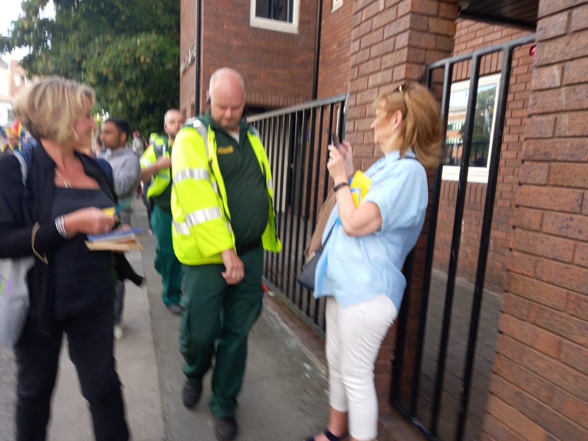 19MW98's tweet photo. Beautiful evening in Liverpool last night leafleting to campaign to save LiverpoolWomen’sHospital &amp; #RenationaliseNHS @LWHstays and enjoying 
Sun, smiles &amp; Samba #Brazilica #Samba #Liverpool #Solidarity https://t.co/d3dgnEUaTJ