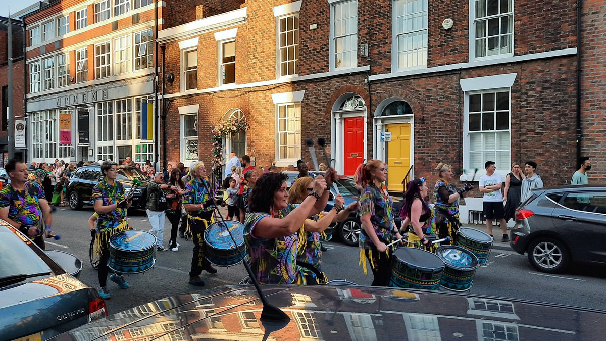 19MW98's tweet photo. Beautiful evening in Liverpool last night leafleting to campaign to save LiverpoolWomen’sHospital &amp; #RenationaliseNHS @LWHstays and enjoying 
Sun, smiles &amp; Samba #Brazilica #Samba #Liverpool #Solidarity https://t.co/d3dgnEUaTJ
