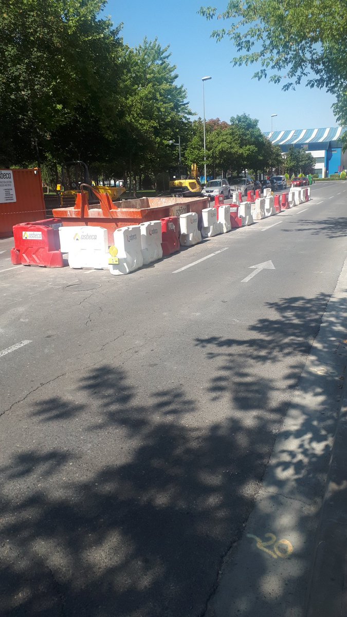 SergioIbezPasc1's tweet photo. Intervención de @AytoLogrono que, a priori, tiene poco sentido pero que va a incomodar la doble fila en doble sentido de los coches de padres de alumnos de @sotilloescolapi. https://t.co/zGcAh5j6FY