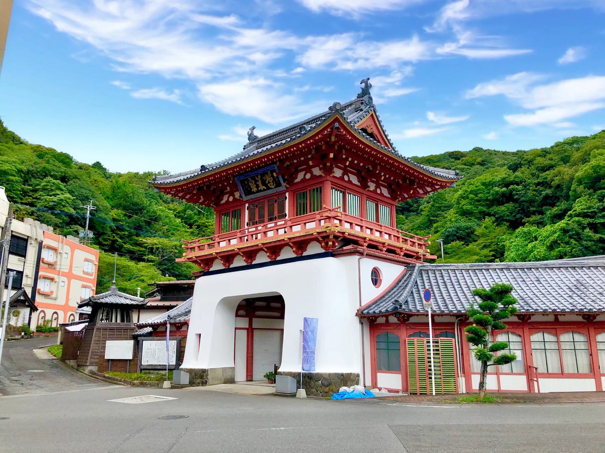 massara_nati's tweet photo. #武雄温泉のシンボル
#武雄温泉楼門
#国指定重要文化財
指定名称は「#武雄温泉新館及び楼門」
大正3年11月20日に上棟、大正4年4月12日に落成式が挙行されました。
建築面積119.96㎡、両側面翼屋付で、木造入母屋造本瓦葺の竜宮門形式で"いで湯の里武雄"のシンボルとなっています。
#武雄市 #takeocity https://t.co/GbAHzWNuQy