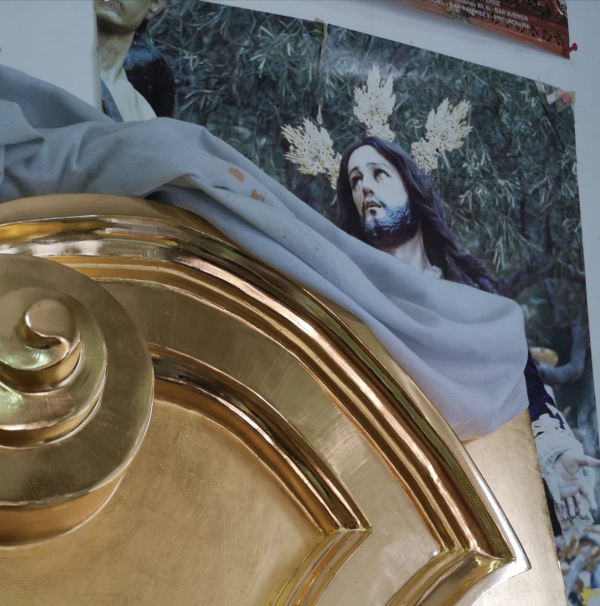 Visitamos el taller de las Doradoras de San Marcos para ver cómo va el dorado del retablo. Os mostramos una imagen para que veáis que el proceso sigue su curso y los resultados están siendo magníficos. Cada vez falta menos para que sea una realidad. #yosoydelHuerto #CofradíasMLG