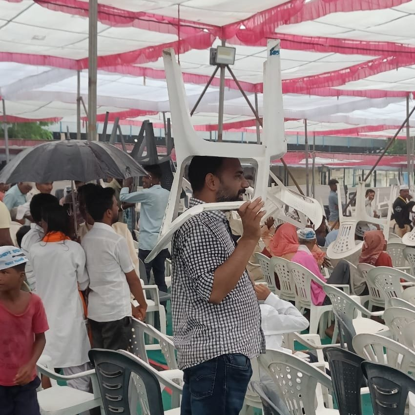 SandeepPathak04's tweet photo. भारी बारिश के बावजूद हौसले चट्टानों की तरह बुलंद है। https://t.co/6IMJ1b5Y1b
