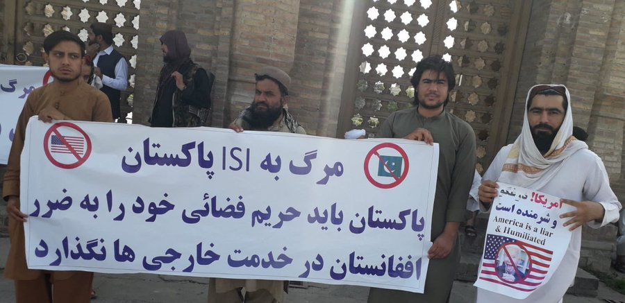 AzzaadHona's tweet photo. The situation after the American drone attack in Afghanistan is what Khan Sahib has been fearing.
The placard is saying death to Pakistan ISI
#importedpmresign
#BajwaHasToGo
#BajwaTraitor https://t.co/SvXWR6GDTK