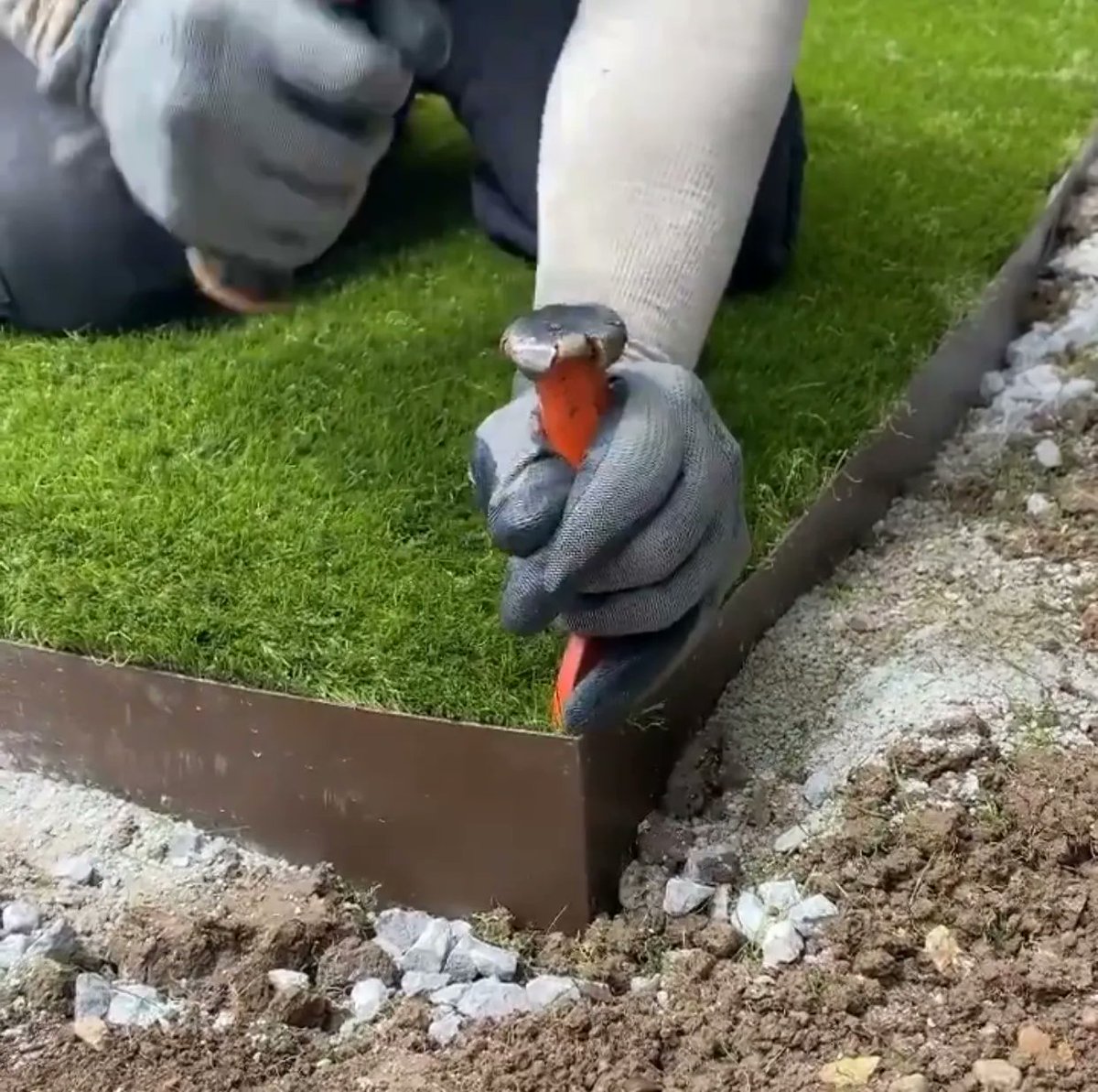 bpsbuildit's tweet image. GARDEN EDGING the CORE EDGE way... a flexible steel edging with a galvanised zinc coating for your landscaping project which is suitable for edging lawns, borders, patios, pathways, and driveways. 
▶️ bit.ly/3JANzpF  

#landscapes #gardenedging #coreedge #edging #steel