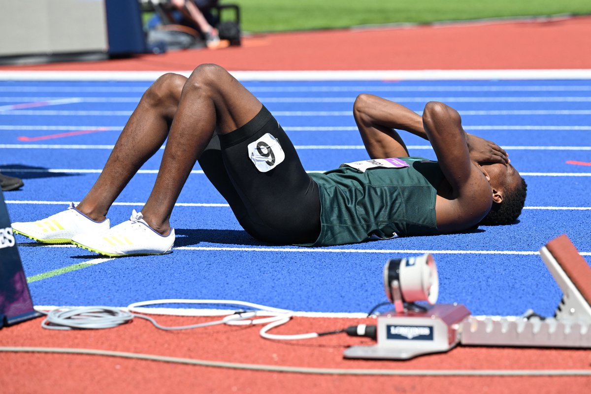 Wow 🤯

Zambia's Muzala Samukonga takes a stunning victory in the Commonwealth men's 400m with 44.66 🥇🇿🇲

From lane eight!  

#B2022