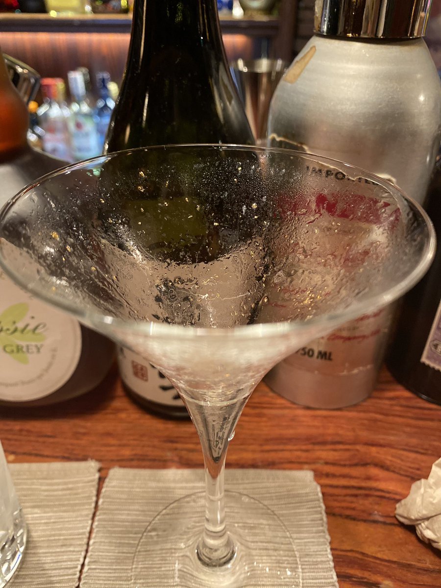 a_z_m_d's tweet photo. スティーブロジャース
グラスに金箔が入ってて、目の前で透き通った青いカクテルを注がれる。ひたすら爽やかでスッキリしてキラキラした美しさ。バッキーやサムやペギーから見た思い出のスティーブのような美しさ。本当に綺麗。 https://t.co/whTfMLEmIm
