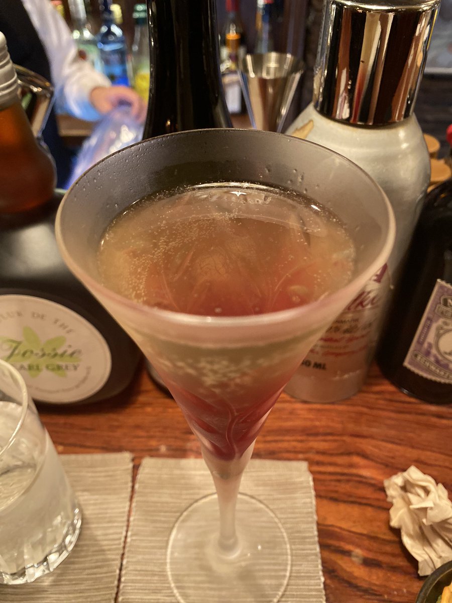 a_z_m_d's tweet photo. ナターシャロマノフ
めちゃくちゃ甘くてアルコールのドスが効いた黄色いドロッとしたお酒の下に炭酸で爽やかでジュースみたいに軽やかな赤いお酒のカクテル。めちゃくちゃめちゃくちゃ解釈一致で泣いた。��かる……………………………………………………………………… https://t.co/qTqCWA9iY4