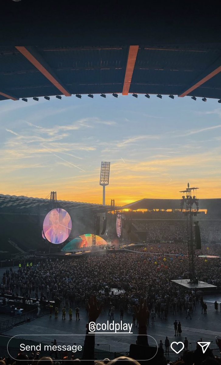 seomyg's tweet photo. they played my universe im so JEALOUS https://t.co/hQijuBHrLO