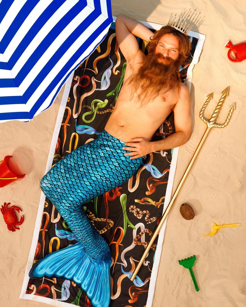 FabioPariante's tweet image. 🧜‍♂️"Freedom, lightness and the absence of design are the characteristics for which I love #ToiletPaper. After all, it’s just a magazine that does not take itself too seriously" ... 🌊My interview with #MaurizioCattelan: frontrunnermagazine.com/posts/an-uncom… via @FrontrunnerMag