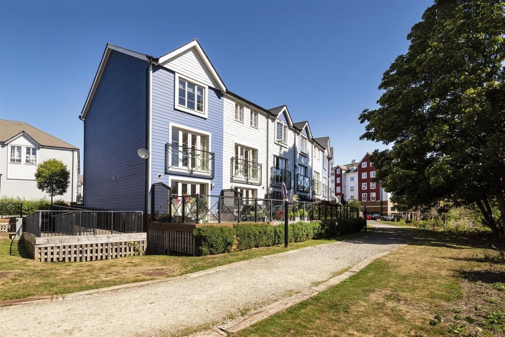 MyMoveTracker's tweet photo. 🛏️ 4 bedroom
💷 £490,000
📌 Redbud Rd, Tonbridge, TN
🔑Marketed by @jackcharles2020

Beautifully presented end of terrace town house, situated in a recent development in the heart of Tonbridge. One of the stunning aspects of the property are the south facing views over the river. https://t.co/M95qY6YbIA